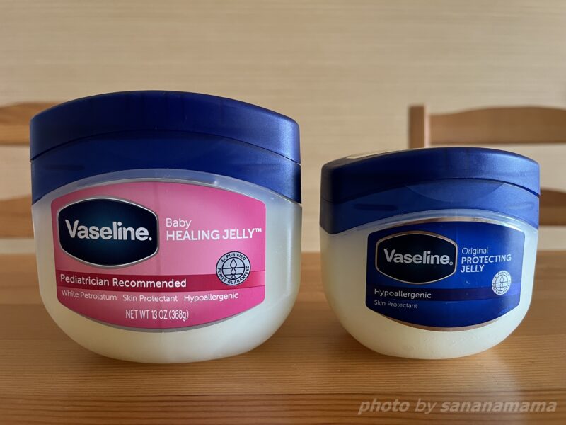 通常のVaseline(ワセリン)と、ピンク色パッケージのVaseline(ワセリン)の比較写真